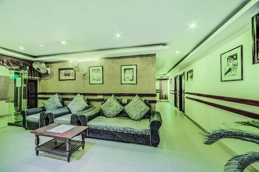 OYO 33504 Hotel Ananda Inn