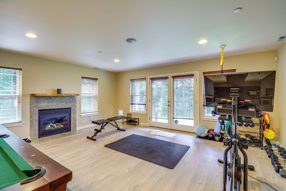 Premier Gig Harbor Home! Views, Spa & Billiards