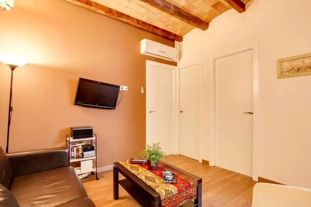 Modern 2 Bed Flat in Trendy Poble Sec