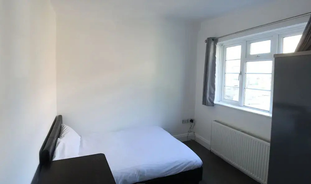 Room in Guest Room - Limehouse Townhomes- Modern Spacious Serviced En-suite Room With a Garden View