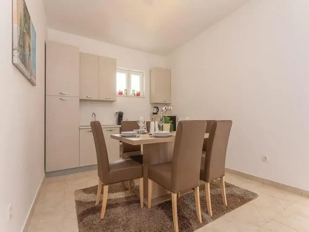 Apartment Niko - Two Bedroom Apartment With Swimming Pool