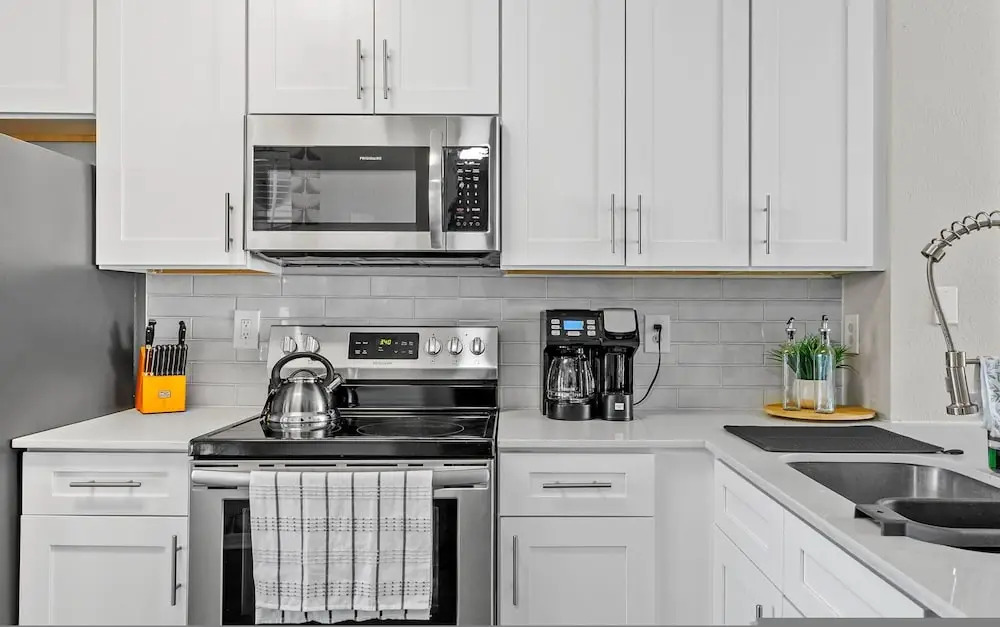 Stylish 2BR 2BA w Pool Gym Near Airport 3