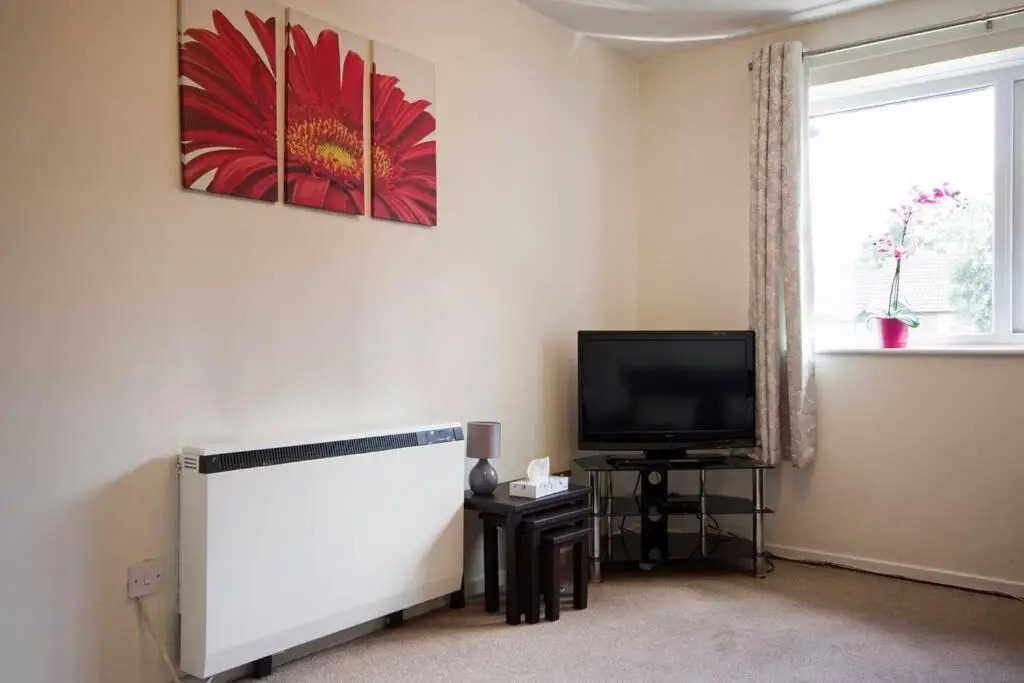 Central quiet self check in 1 bedroom apartment up to 4