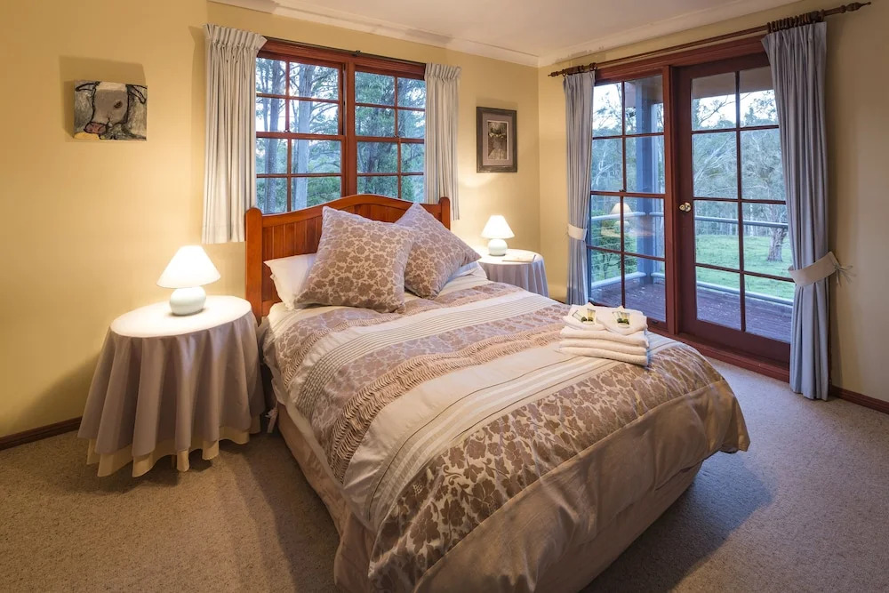 Moffat Falls Cottage overlooking waterfalls and mountains