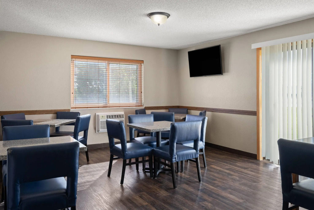 Super 8 by Wyndham Lewistown