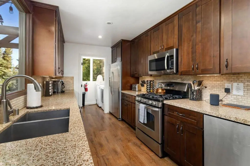 Snowflower Cabin Modern Luxe, 2 Level, 1500 sqft, AC, View, Dogs, Walk to Village