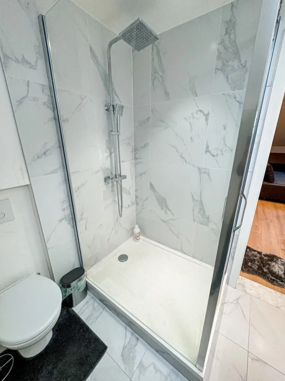 Modern 1BR 1LR Apartment Walk To Rabot