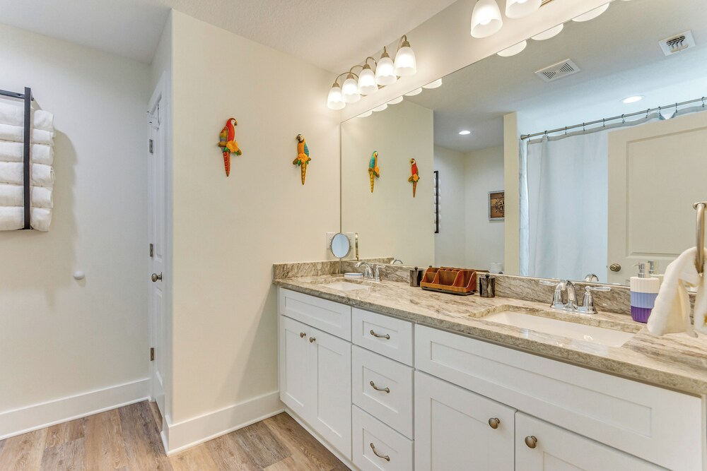 < 2 Mi to Navarre Beach: Group Home w/ Deck + Bar