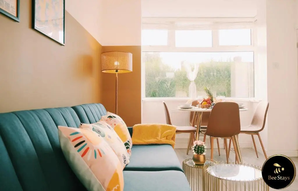 Caldecott House - Close to M60 and M62