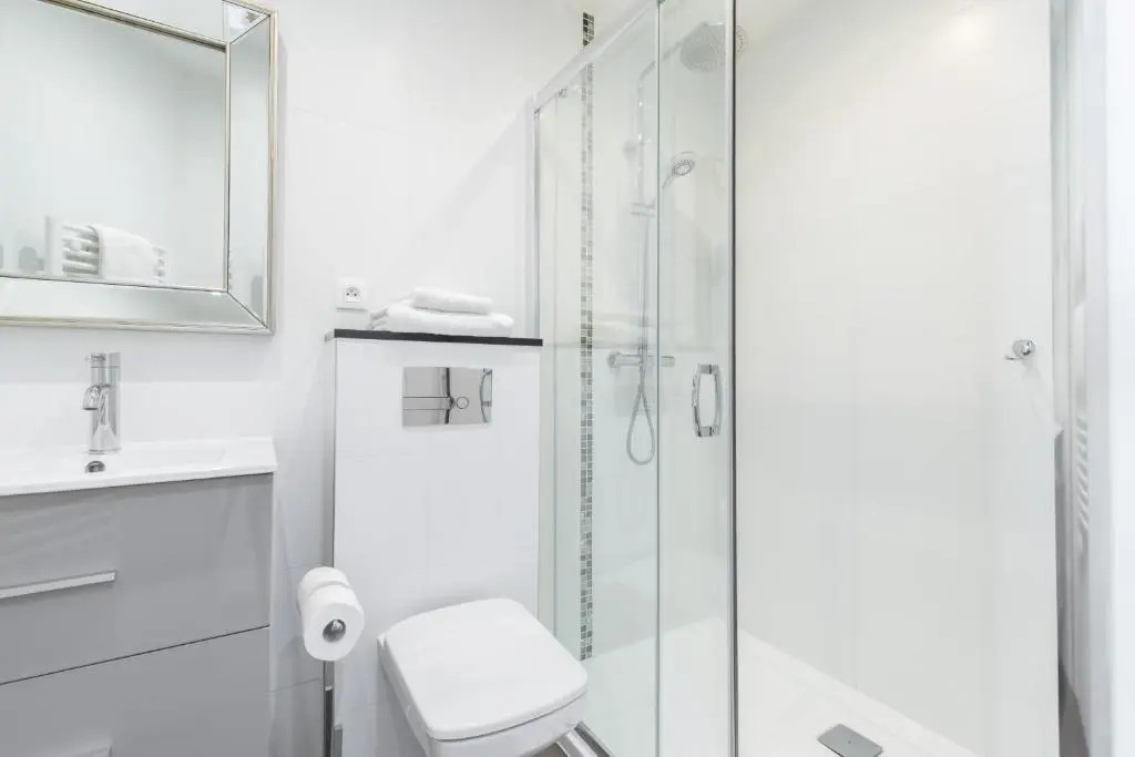 Cosy 1 Bdr Near Garibaldi Square - Top Floor & AC