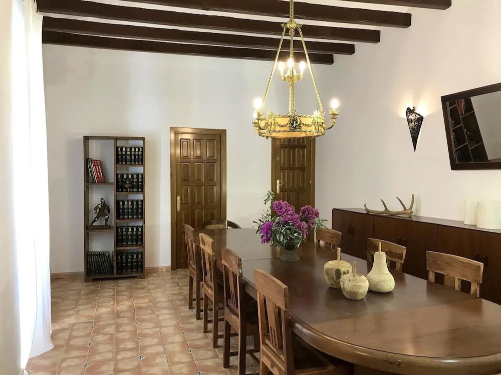 Spacious villa in Can Trabal with private pool and jacuzzi 980 m²