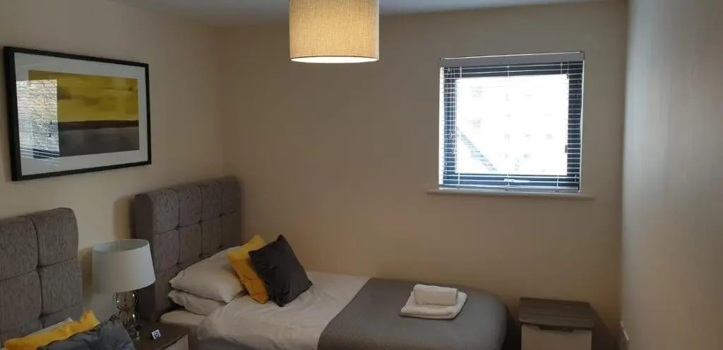 BEST PRICE!Superb City Centre 2bd Apartment, 1 Double bed, 2 Singles or Superking, Sofabed, Smart TV & FREE SECURE PARKING
