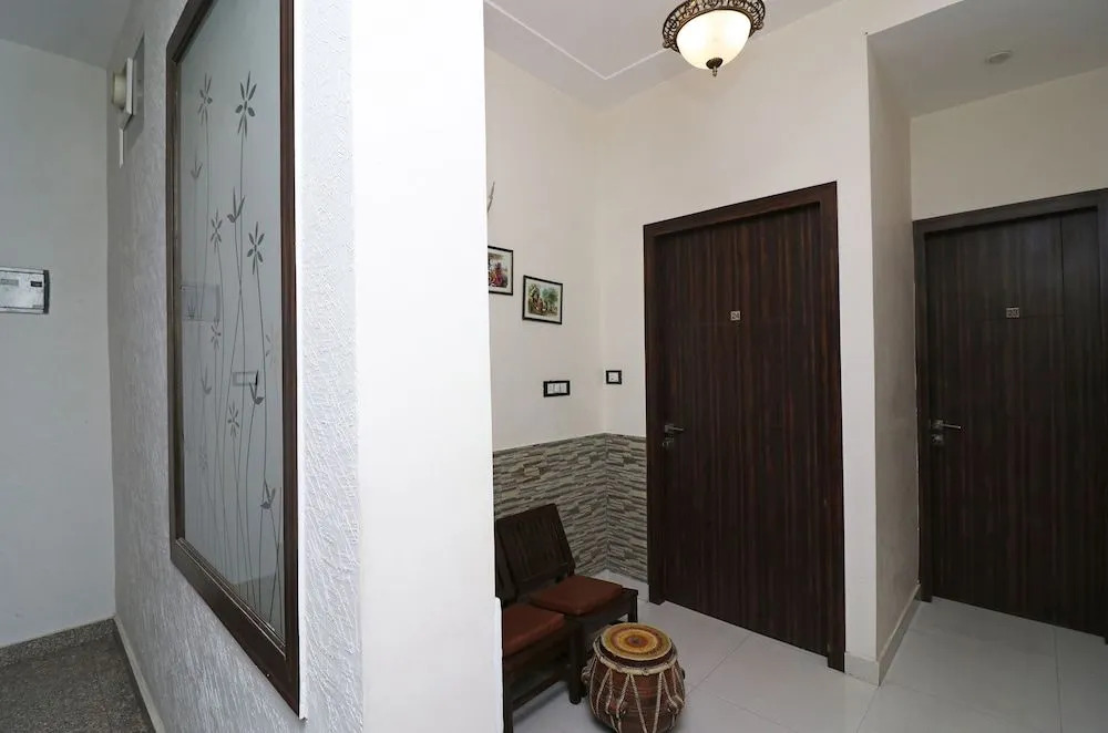 OYO 24879 Royal Taj Home Stay