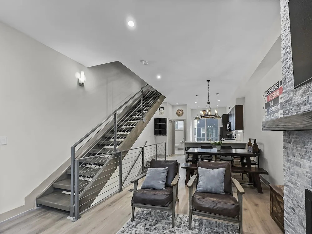 58b 2br 3ba 2 Bedroom Townhouse by RedAwning