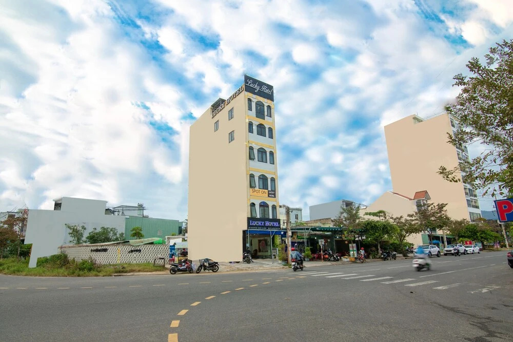Lucky Hotel by OYO Rooms