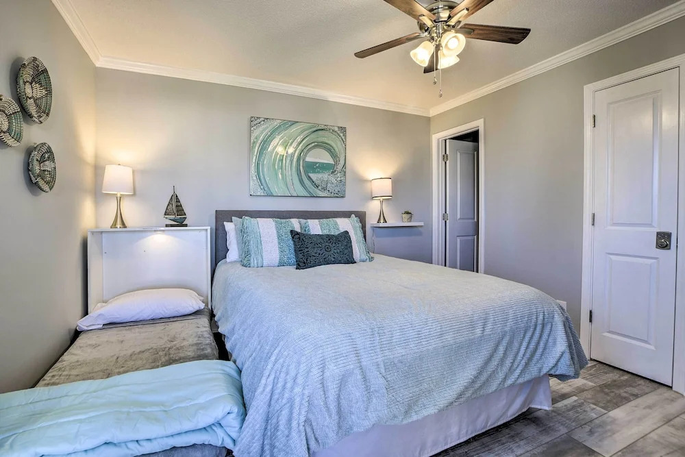 Beachfront Condo w/ Balcony: Walk to Apache Pier