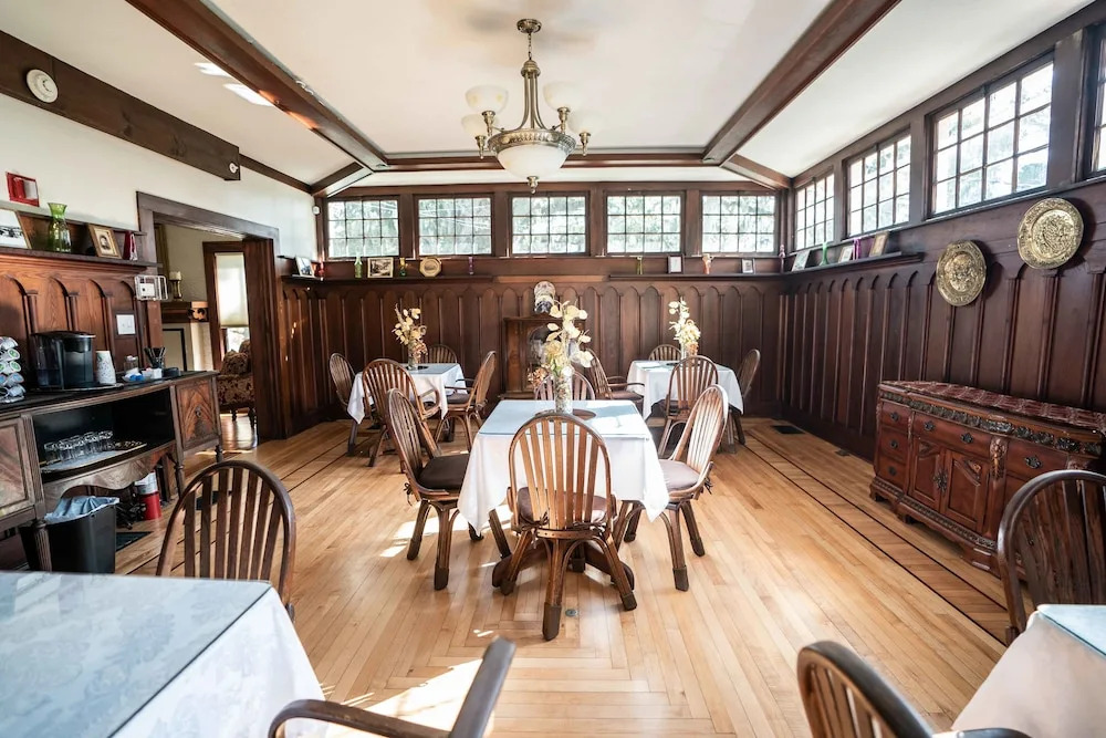 Live Oaks Inn