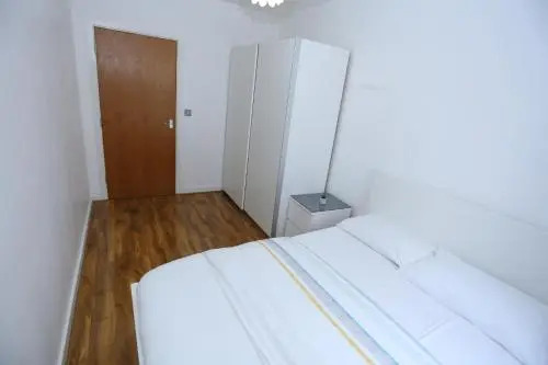 Lovely 2 bed 2 toilet Hill House river view apartment