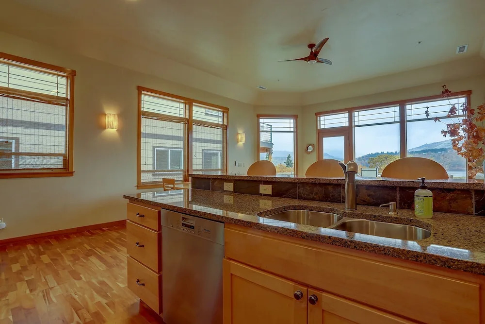 Bridge View Loft 3 Bedroom Condo by RedAwning