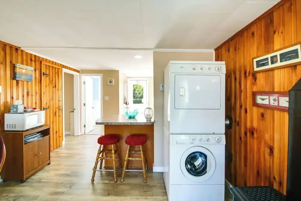 Cozy Hampton Cottage - Walk to Beaches & Marina!
