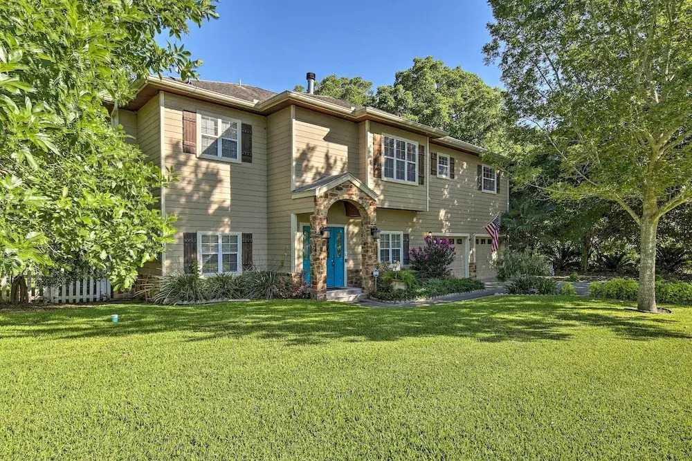 Family Retreat on Guadalupe River: 2 Living Areas!