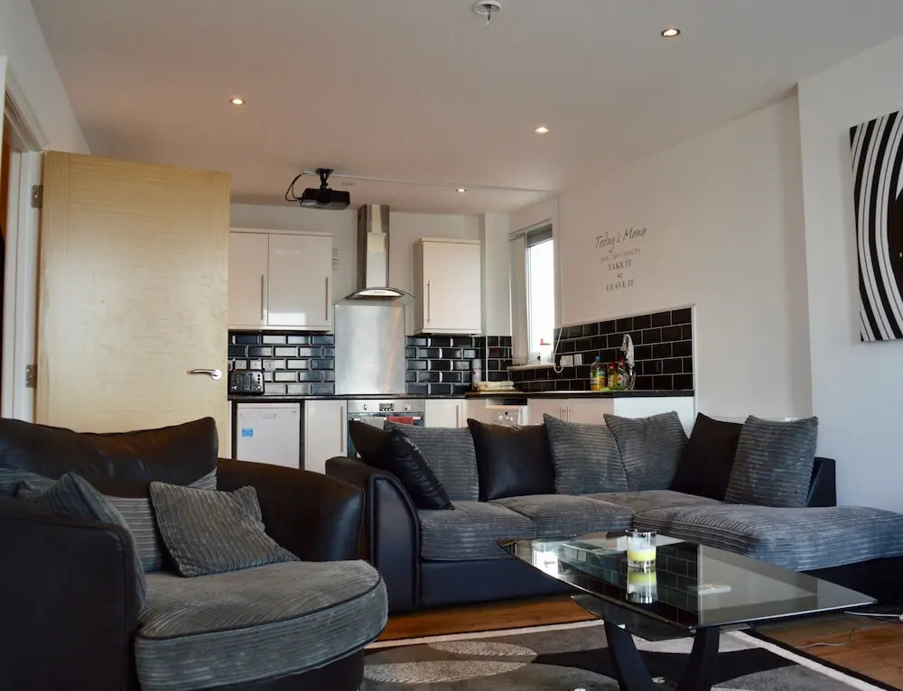 2 Bedroom Apartment With 2 Balconies in Manchester