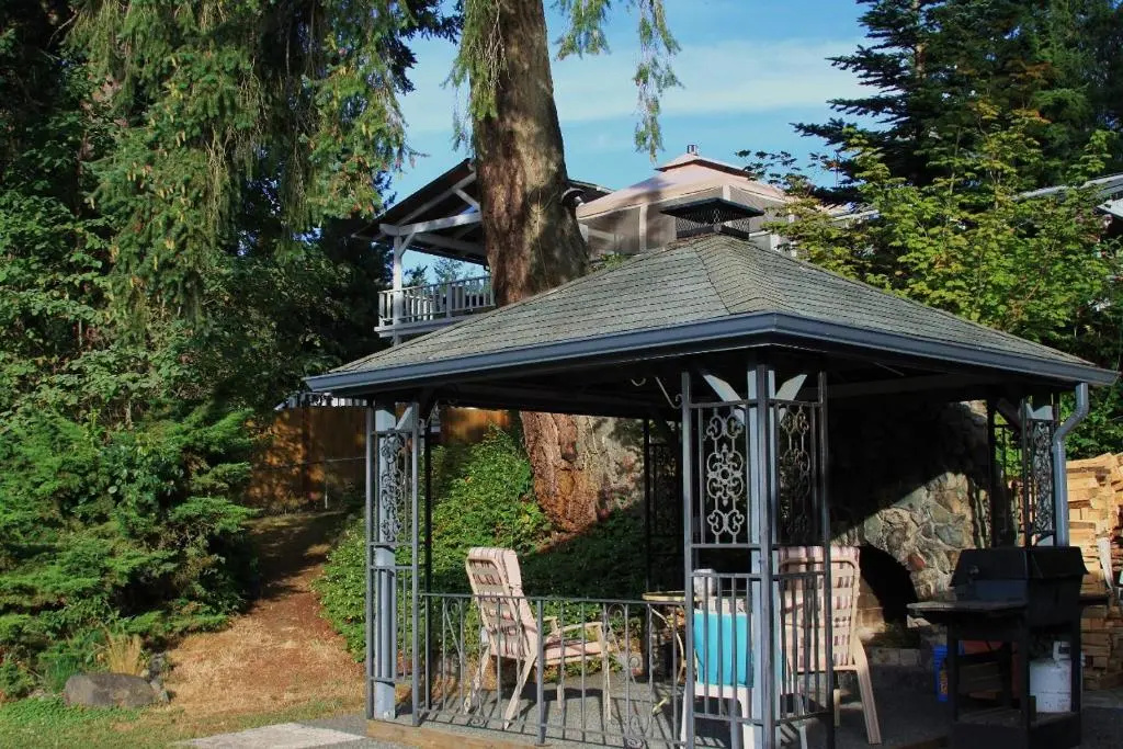 Linda's By The Lake