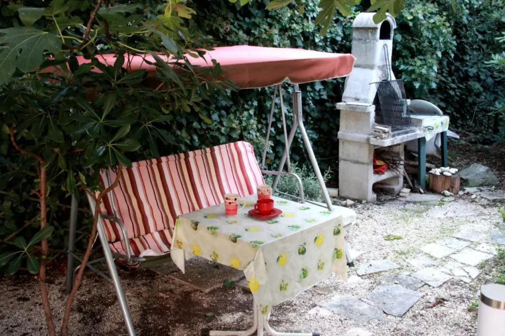 Guest house with garden - Zuvan