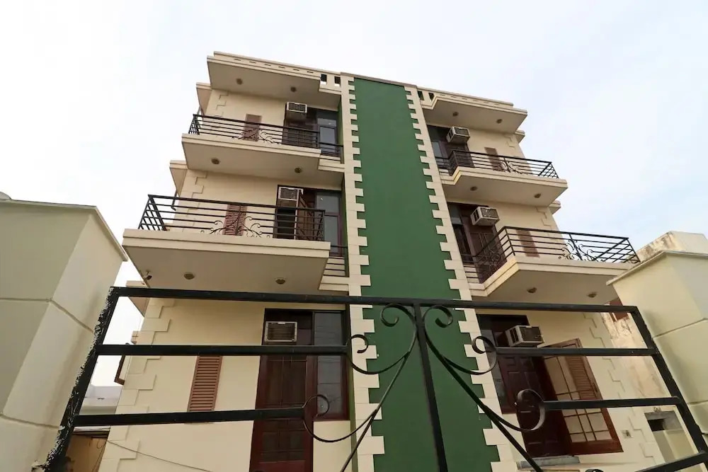 OYO 10759 Hotel Golden Nest