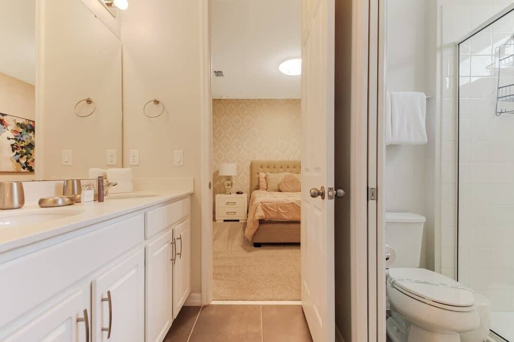 Upscale 9BR Stay With Pool and Themed Rooms
