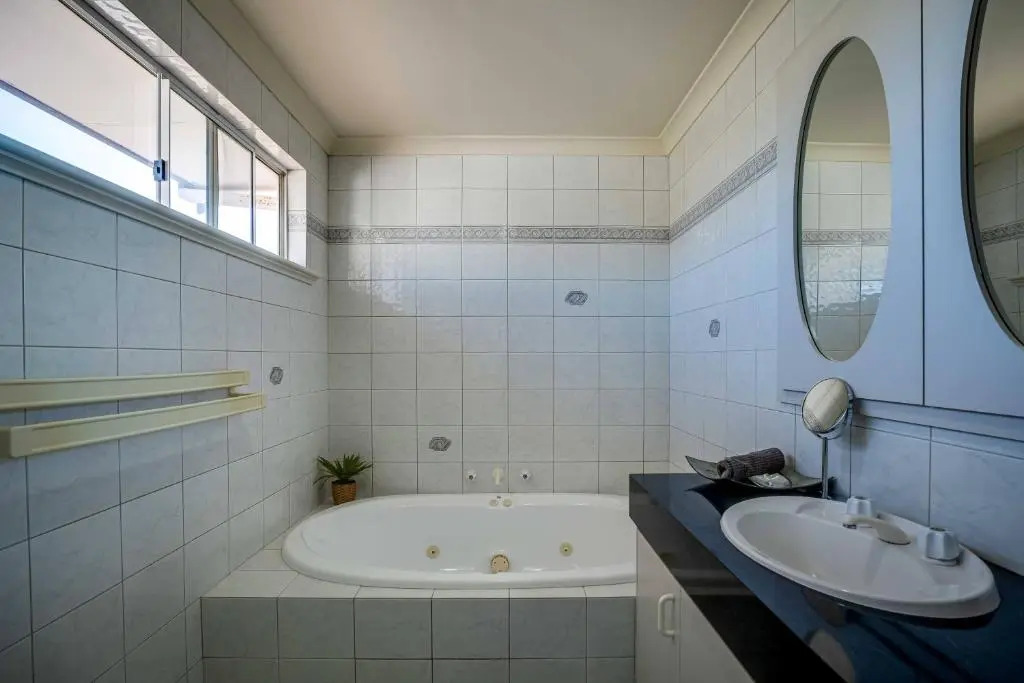 Mandurah Canal Beach House- 5 Mins Beach, Golf Course, City Centre, Parks