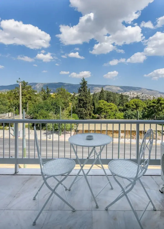 Lush Emerald apt in the heart of Athens