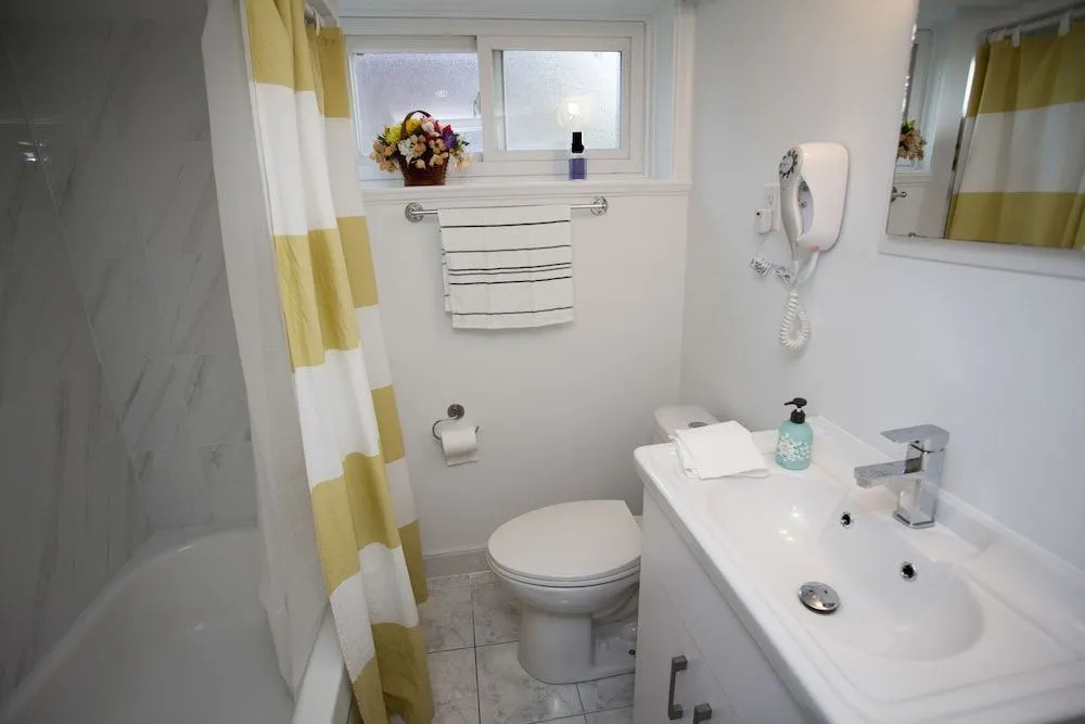 Cozy 3 bedroom, 2 bathroom Basement Suite in Toronto