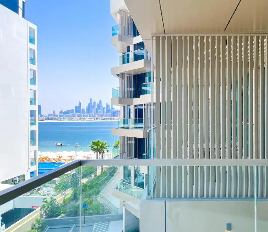 Luxury Beachfront 1BR on Palm Jumeirah & Balcony