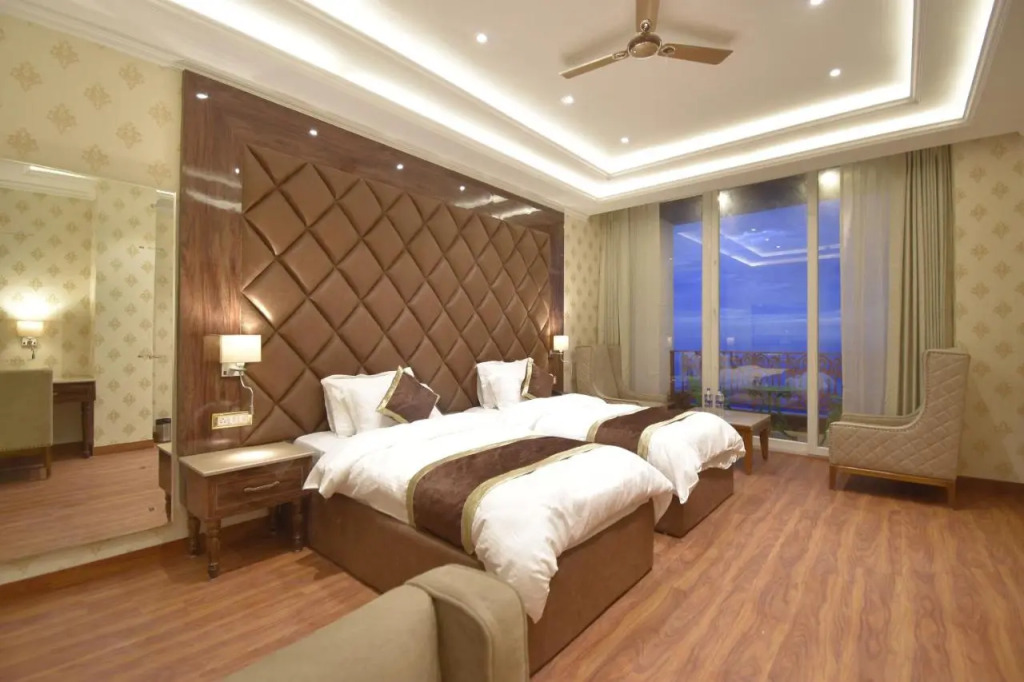Grand Him Queen AC Room