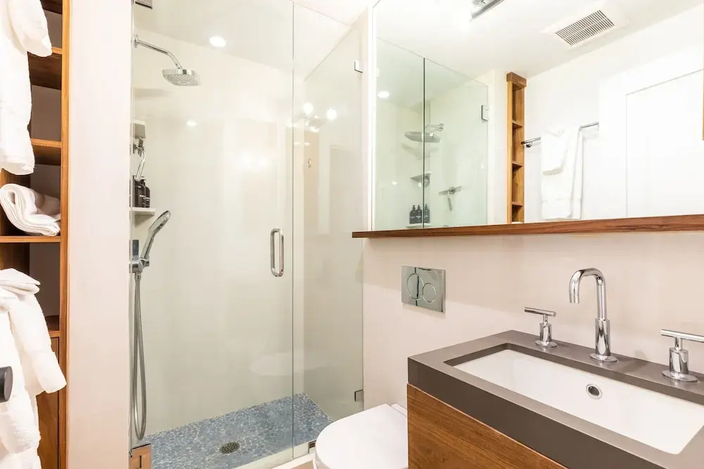 Modern Hotel-Style Studio - Timber Creek Lodge #210 by RedAwning