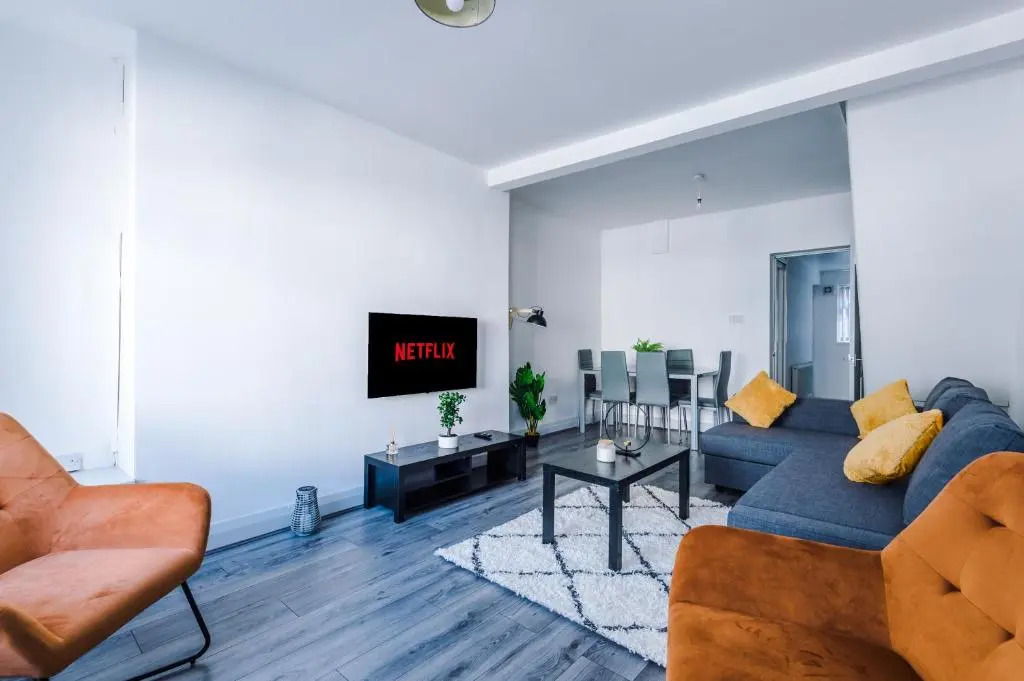 Snug Liverpool Anfield House, Entire Home with Free Wifi & Netflix