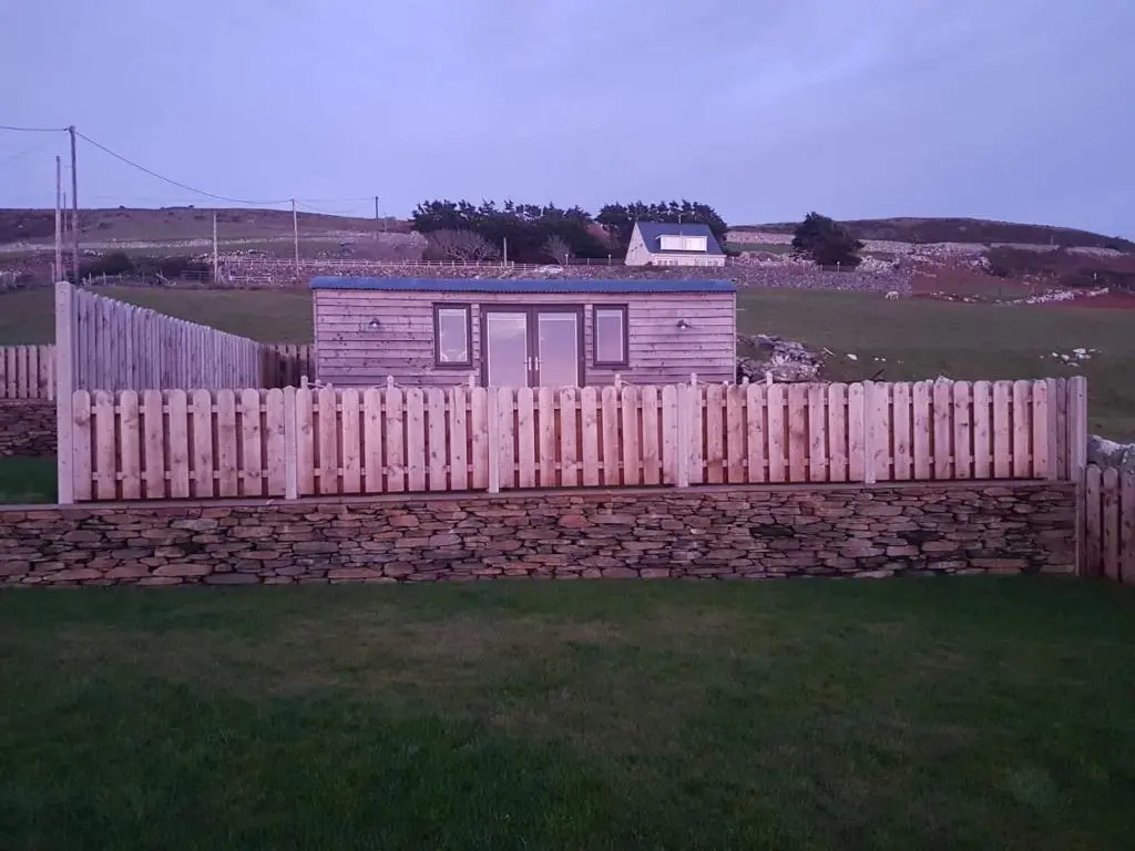 Allibella Shepherds Hut, Amazing Seaview, Private garden, Pet Friendly