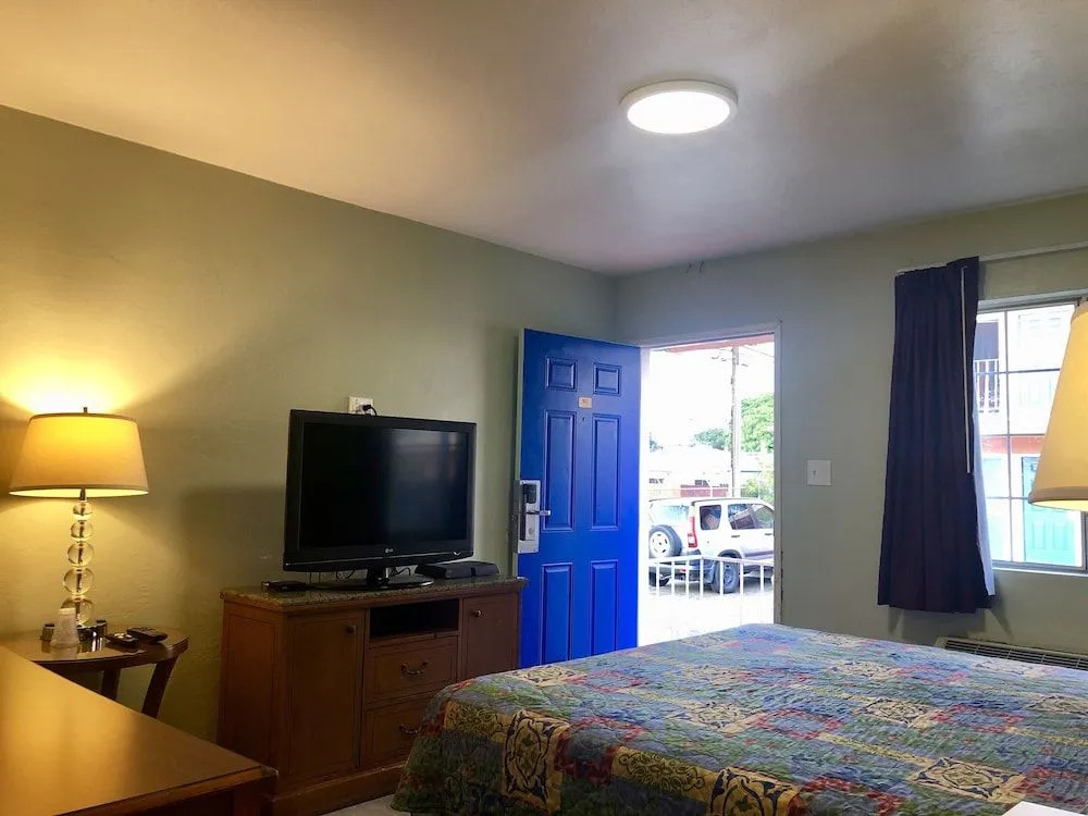 La PETITE ROUGE MOTEL