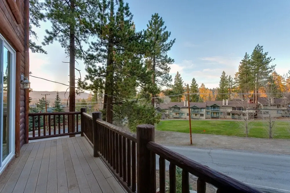 12 - Bear Mountain Chalet 4 Bedroom Home by Redawning