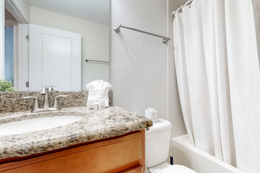Spacious Getaway With 2 Themed Game Rooms, Private Pool, & Pool spa
