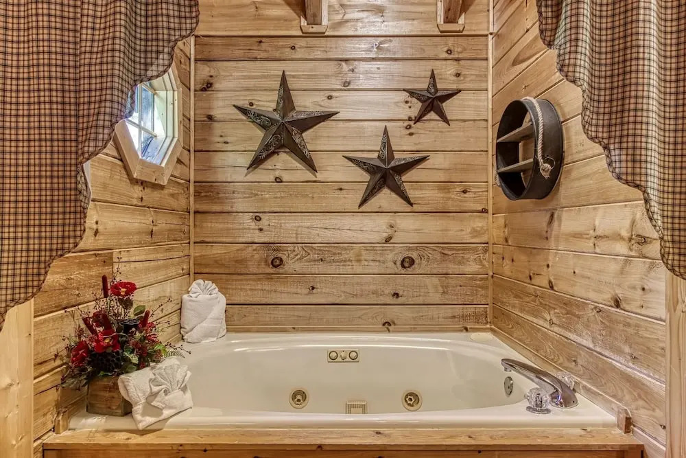 ER222 - Al's Nest - Great Location - Close To Town! 2 Bedroom Cabin by RedAwning