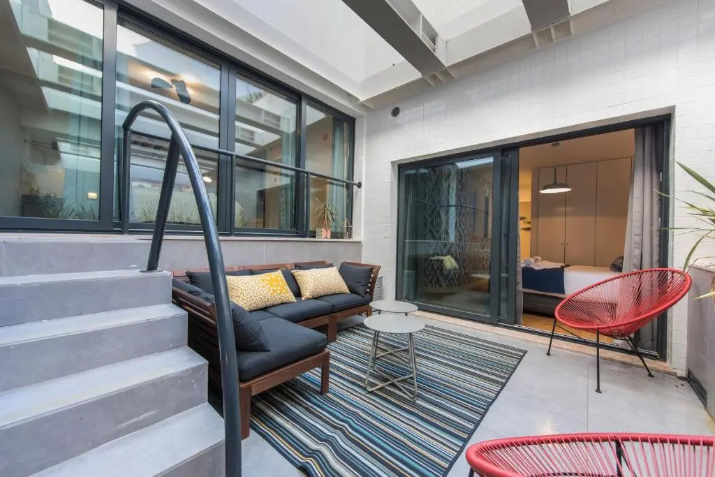 Lovelystay - Modern And Colourful Flat in the Heart of Graça