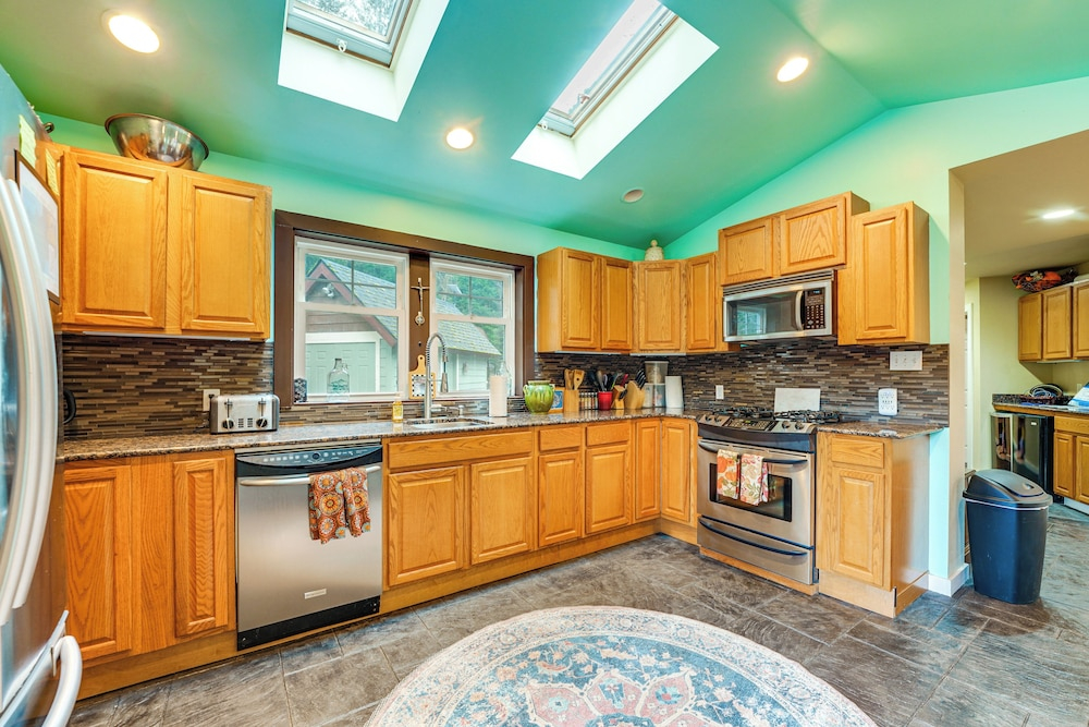 Ski, Fish & Explore: Packwood Home w/ Sauna!