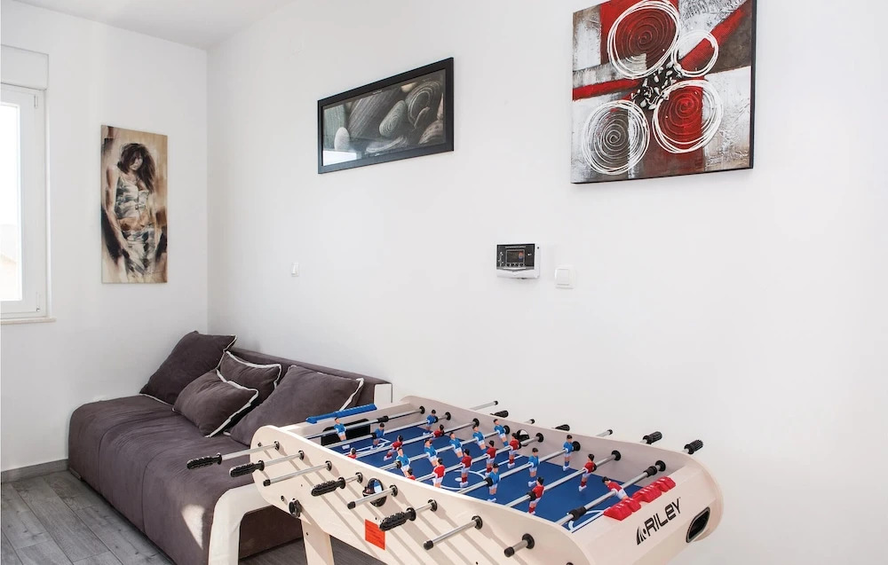 Awesome Home in Mavarstica with WiFi, 7 Bedrooms, Hot Tub