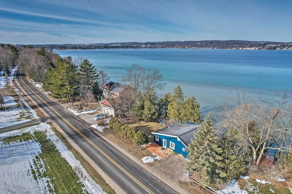 Serene Leelanau Lake Escape Near Wine Trail