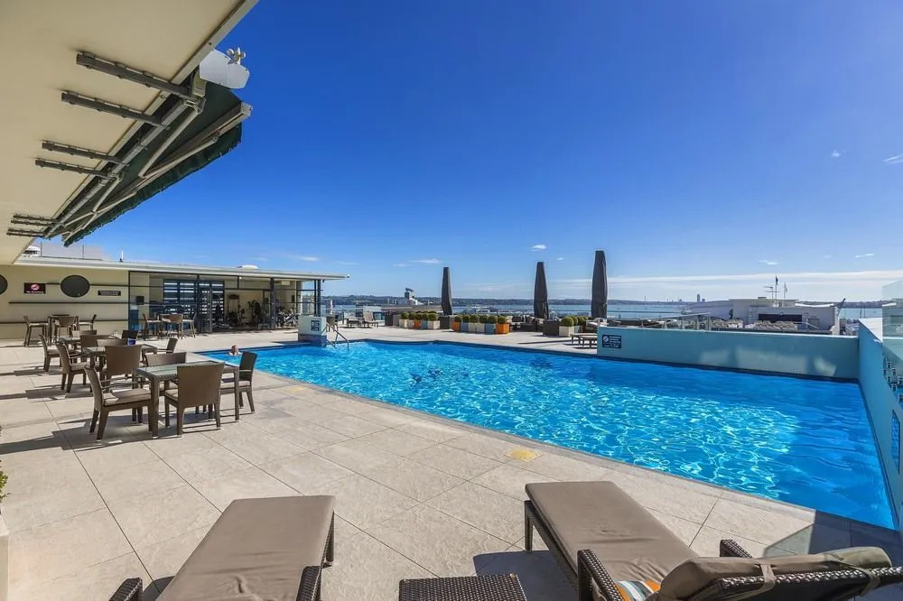 Sea view studio with pool and gym