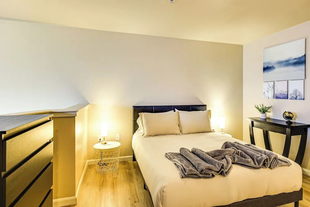4 Mi to Dtwn, Commuter-friendly Apt in Tacoma