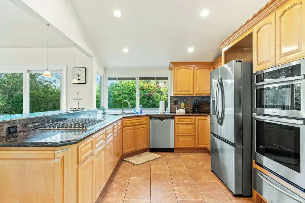 Spacious Retreat With Scenic Mountain Views