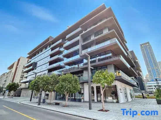 Stylish 2BR + M | Pool with Burj Khalifa Views